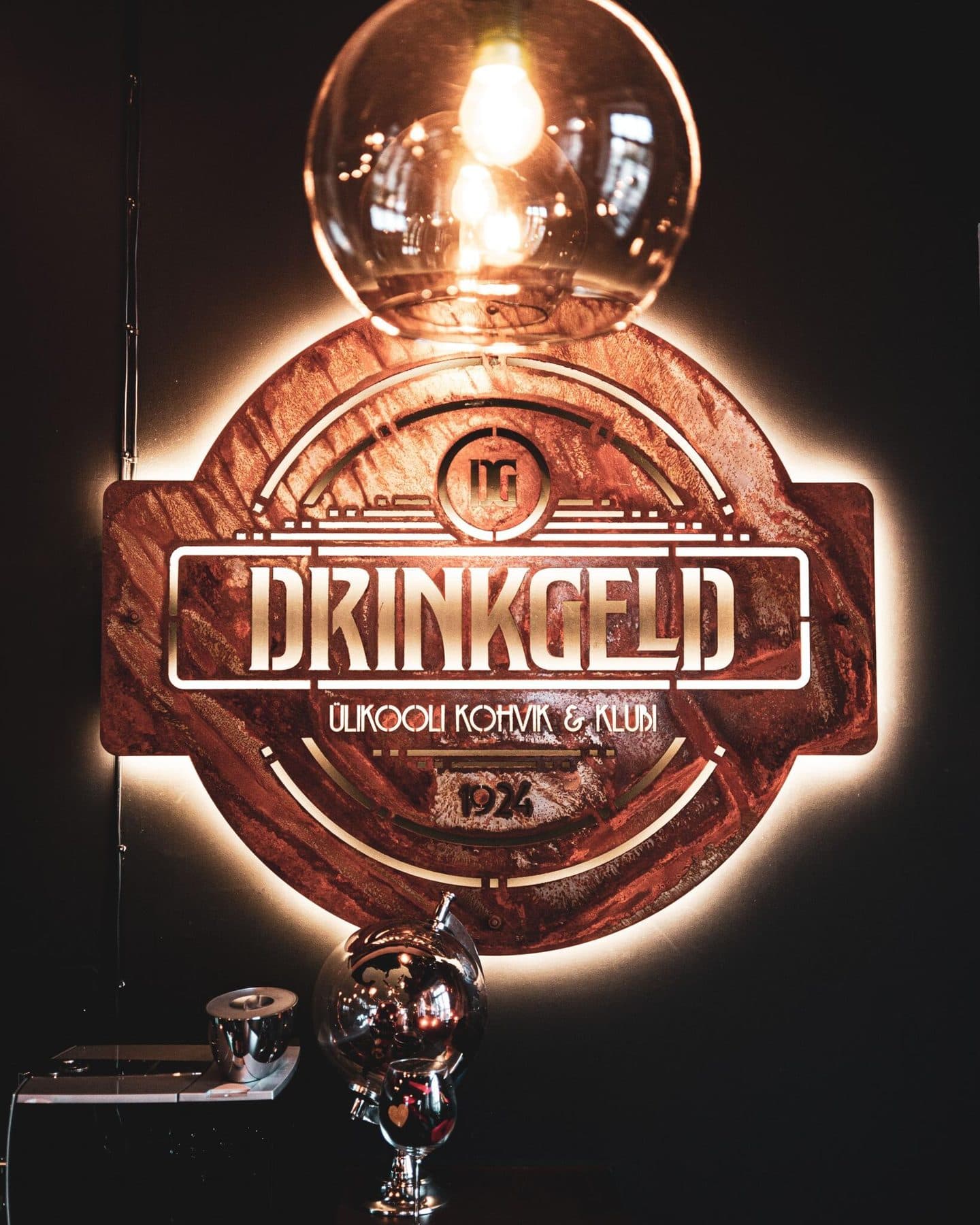 DRINKGELDi valgustatud vasest silt