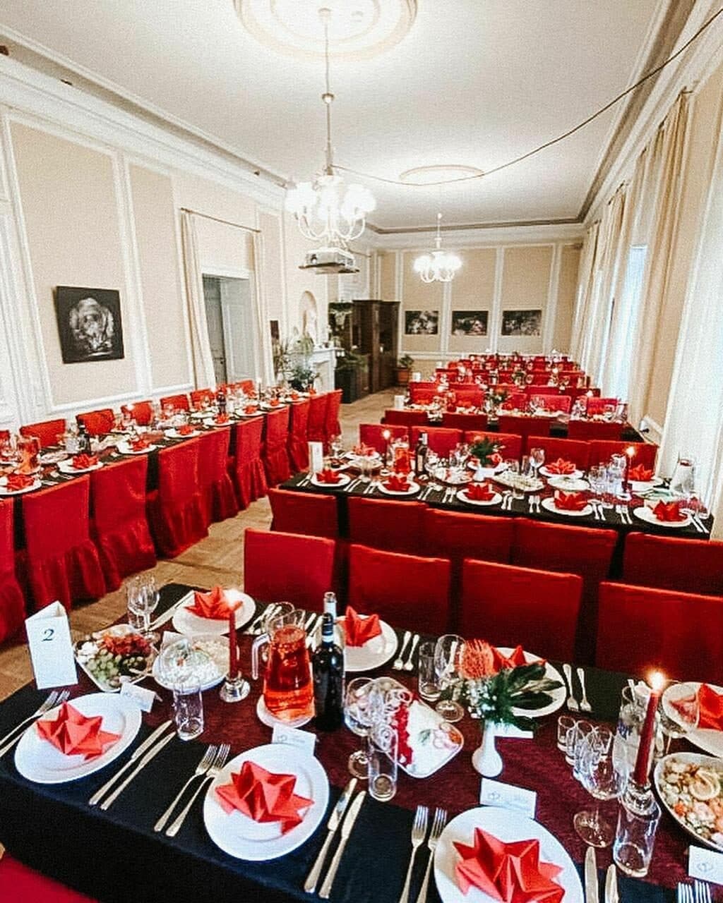 Punaste toolidega kaetud peosaal